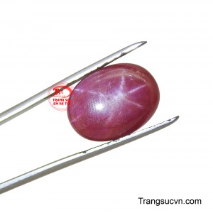 Khi ánh sáng chiếu vào và chúng ta quan sát viên đá, ta thấy hình dạng của ngôi sao có 6 cánh trên bề mặt viên đá Ruby. 