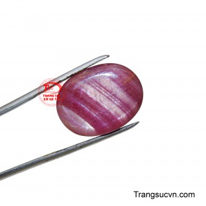 Với sắc đỏ hồng rực rỡ, lấp lánh như ngọn lửa, viên ruby thu hút mọi ánh nhìn.