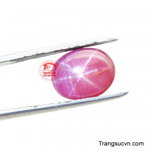 Với sắc đỏ tía rực rỡ, lấp lánh như ngọn lửa, viên ruby thu hút mọi ánh nhìn.