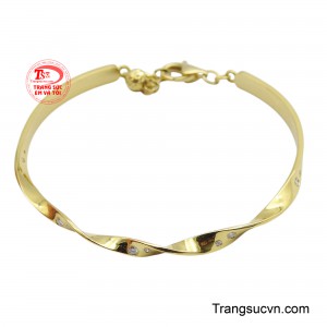 Vòng tay nữ 18K duyên dáng được thiết kế đặc biệt để tôn vinh vẻ đẹp của phái nữ. 