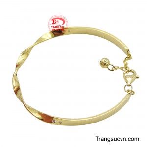 Với thiết kế uốn lượn mềm mại trên cổ tay, tạo nên một cảm giác nhẹ nhàng và thanh thoát.