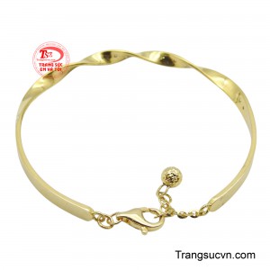 Điểm nhấn là những viên moisanite lấp lánh được đính kết tỉ mỉ, phản chiếu ánh sáng rực rỡ, giúp người đeo tỏa sáng trong mọi khoảnh khắc