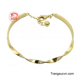 Đây không chỉ là một món trang sức, mà còn là biểu tượng của sự nữ tính, thanh lịch và quý phái.