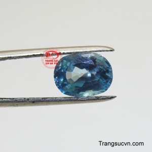 Không chỉ là một món trang sức quý giá, viên đá này còn là một lá bùa hộ mệnh, giúp xua tan năng lượng tiêu cực và mang lại những điều tốt lành.