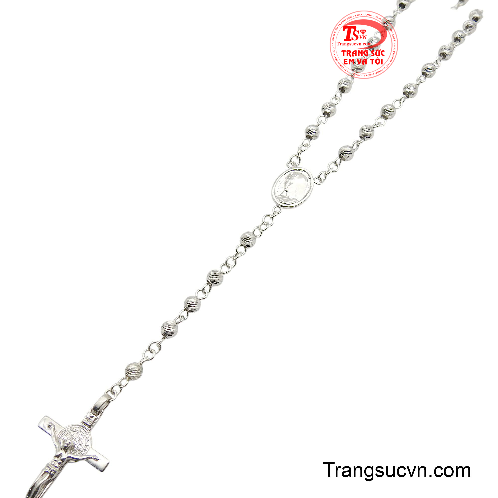 Tượng Chúa Giê-su chịu nạn được đúc tinh xảo, thể hiện sự hy sinh cao cả.