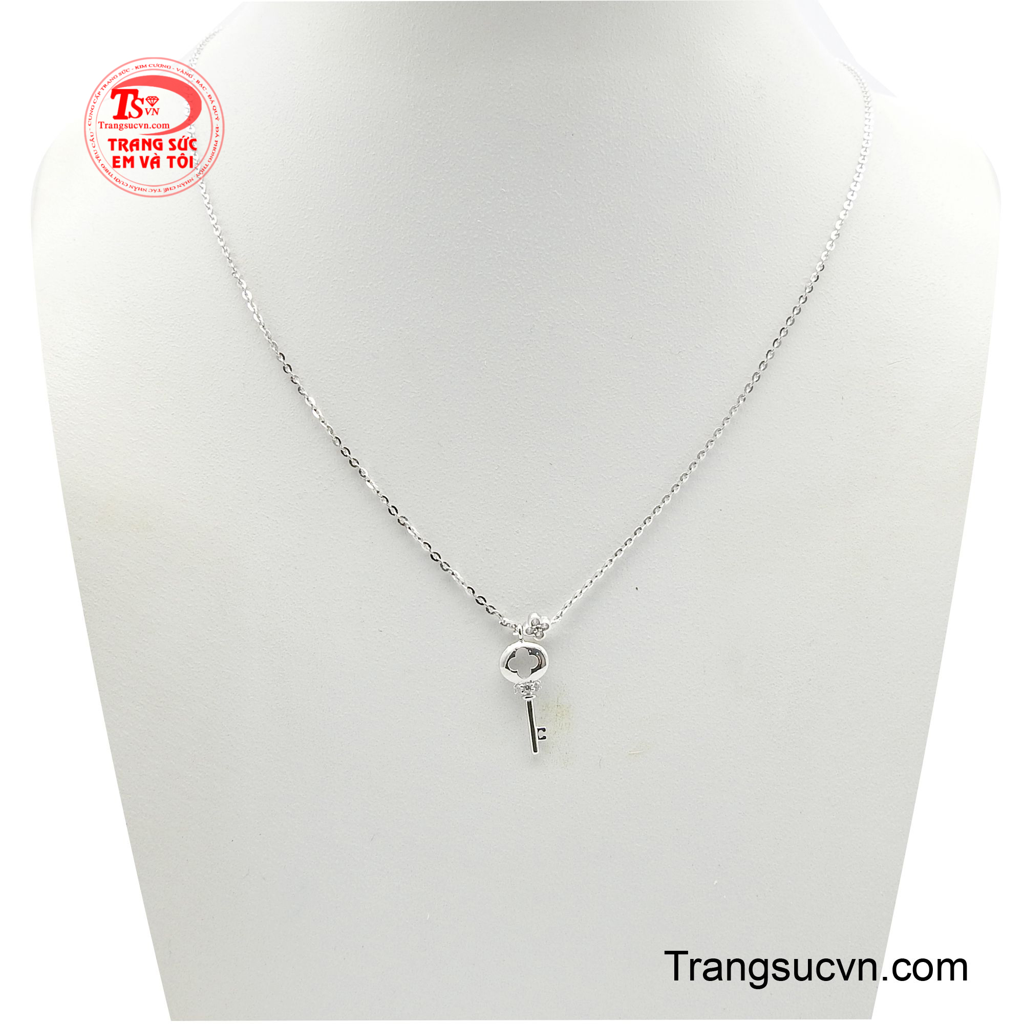 Dây chuyền chìa khóa vàng trắng được thiết kế hình ảnh chiếc chìa khóa nhỏ xinh treo trên một sợi dây mảnh mai.