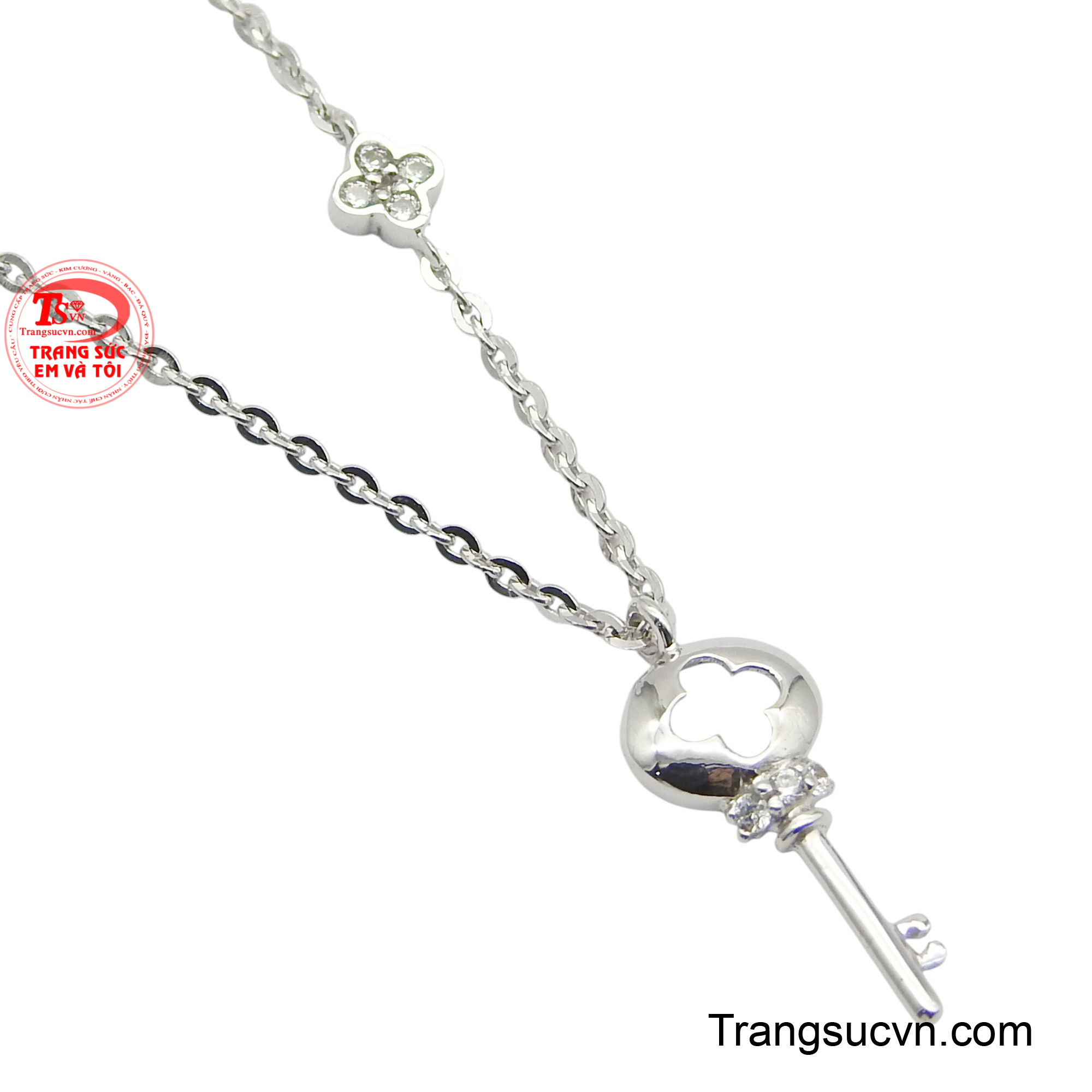 Với thiết kế tối giản nhưng tinh tế, sợi dây chuyền này không chỉ là một món trang sức, mà còn là một lá bùa may mắn, thể hiện sự tự tin và khát khao khám phá.