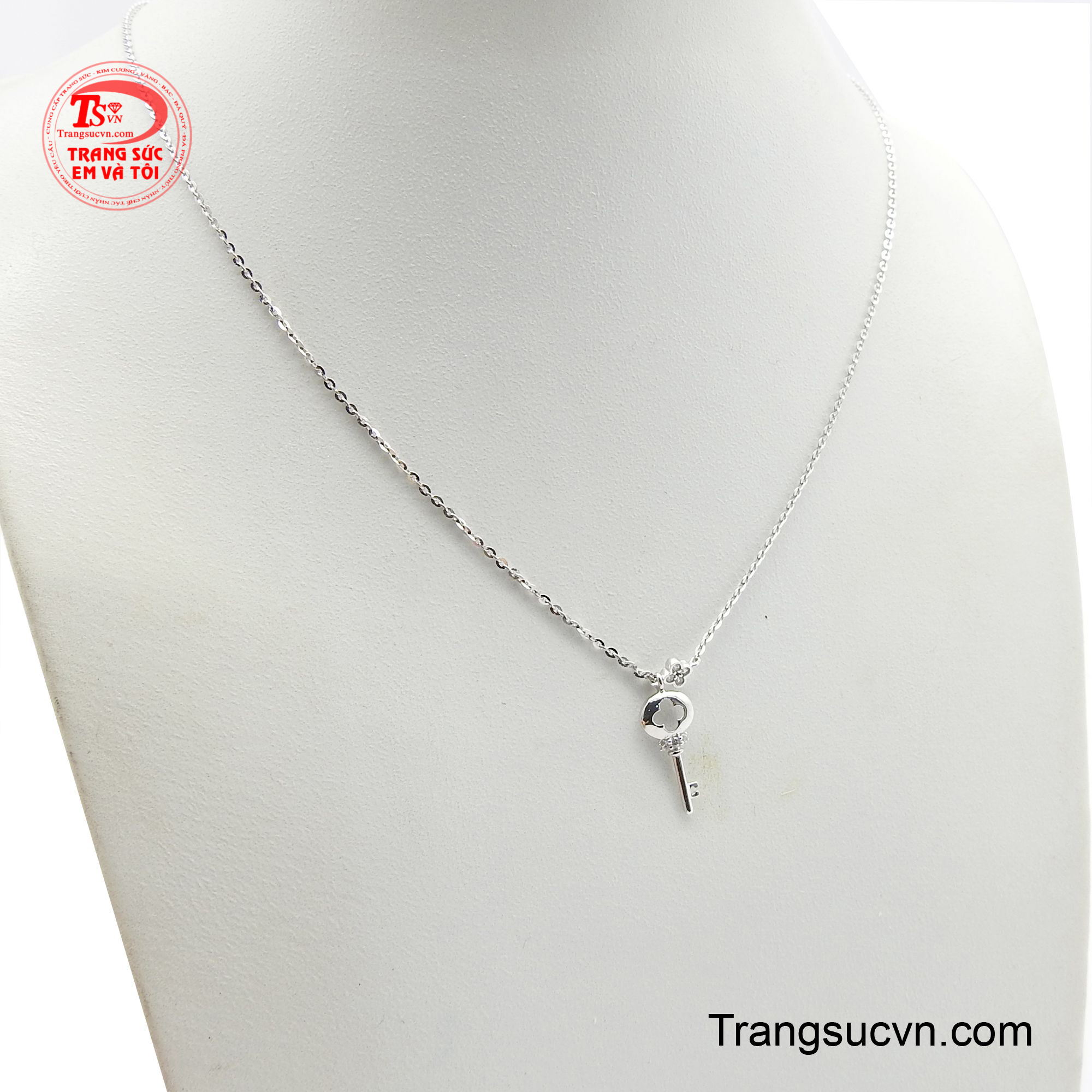 Chiếc chìa khóa ấy không mở một cánh cửa nào cụ thể, mà nó tượng trưng cho việc mở ra những cơ hội mới, những bí mật ẩn sâu trong trái tim người phụ nữ.