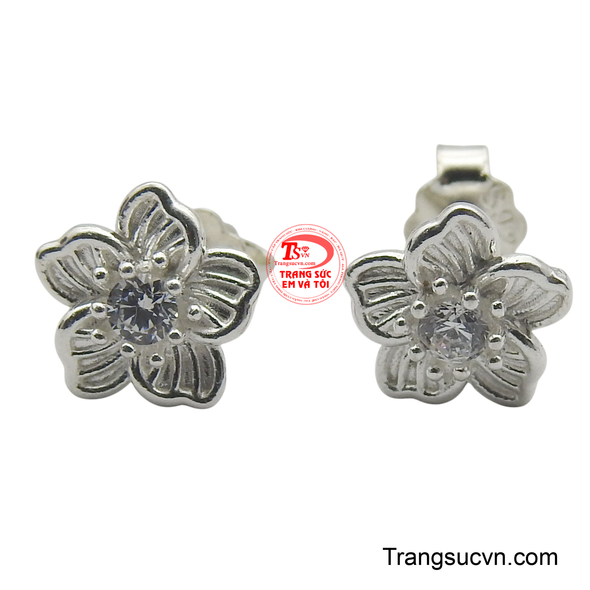 Hoa tai bạc nhẹ nhàng được thiết kế tinh xảo hình bông hoa năm cánh, gợi nhớ đến những cánh hoa mỏng manh, nhẹ nhàng trong gió.