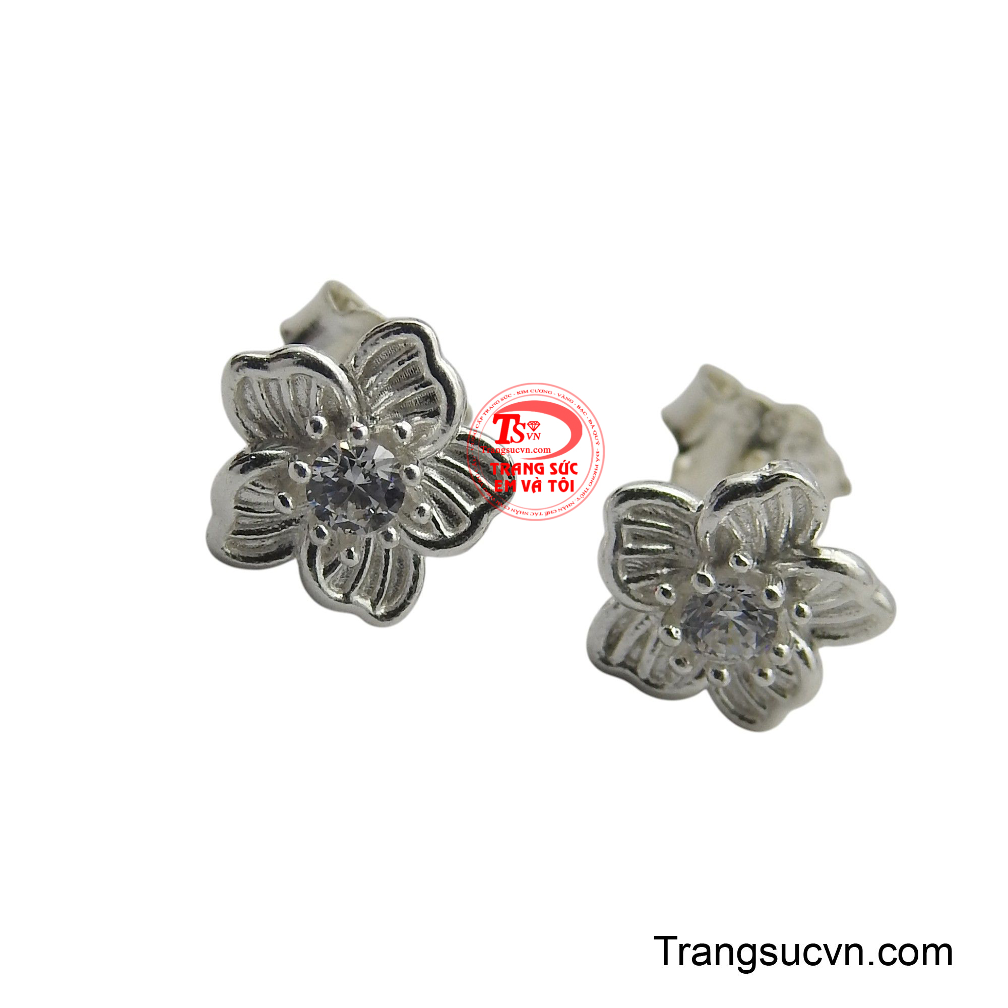Mỗi cánh hoa được chạm khắc tỉ mỉ, ôm lấy viên đá lấp lánh ở trung tâm, tạo nên một vẻ đẹp vừa cổ điển vừa hiện đại.