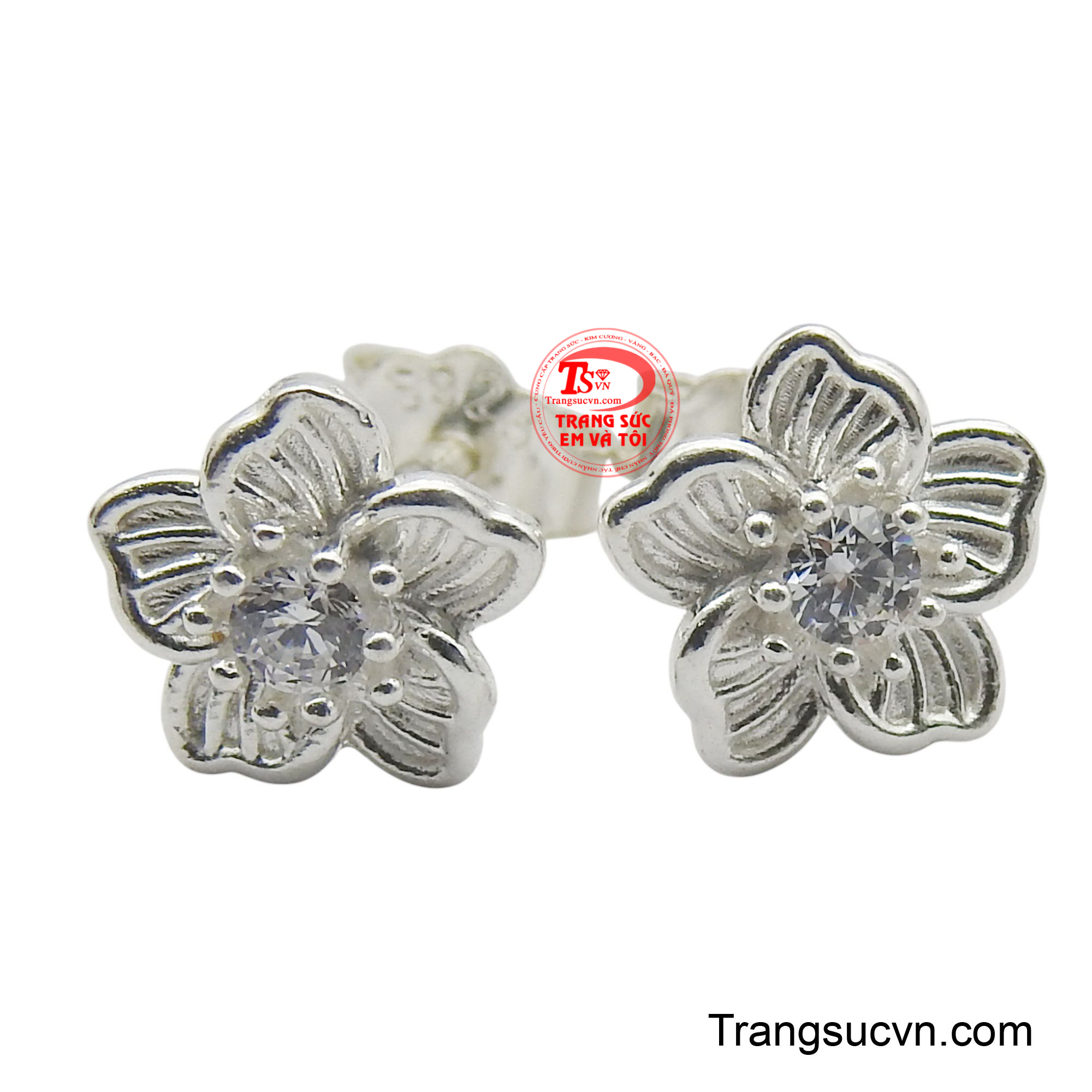 Đôi hoa tai này không chỉ làm bừng sáng gương mặt, mà còn thể hiện sự thanh lịch, nữ tính và vẻ đẹp tinh khôi của người phụ nữ.