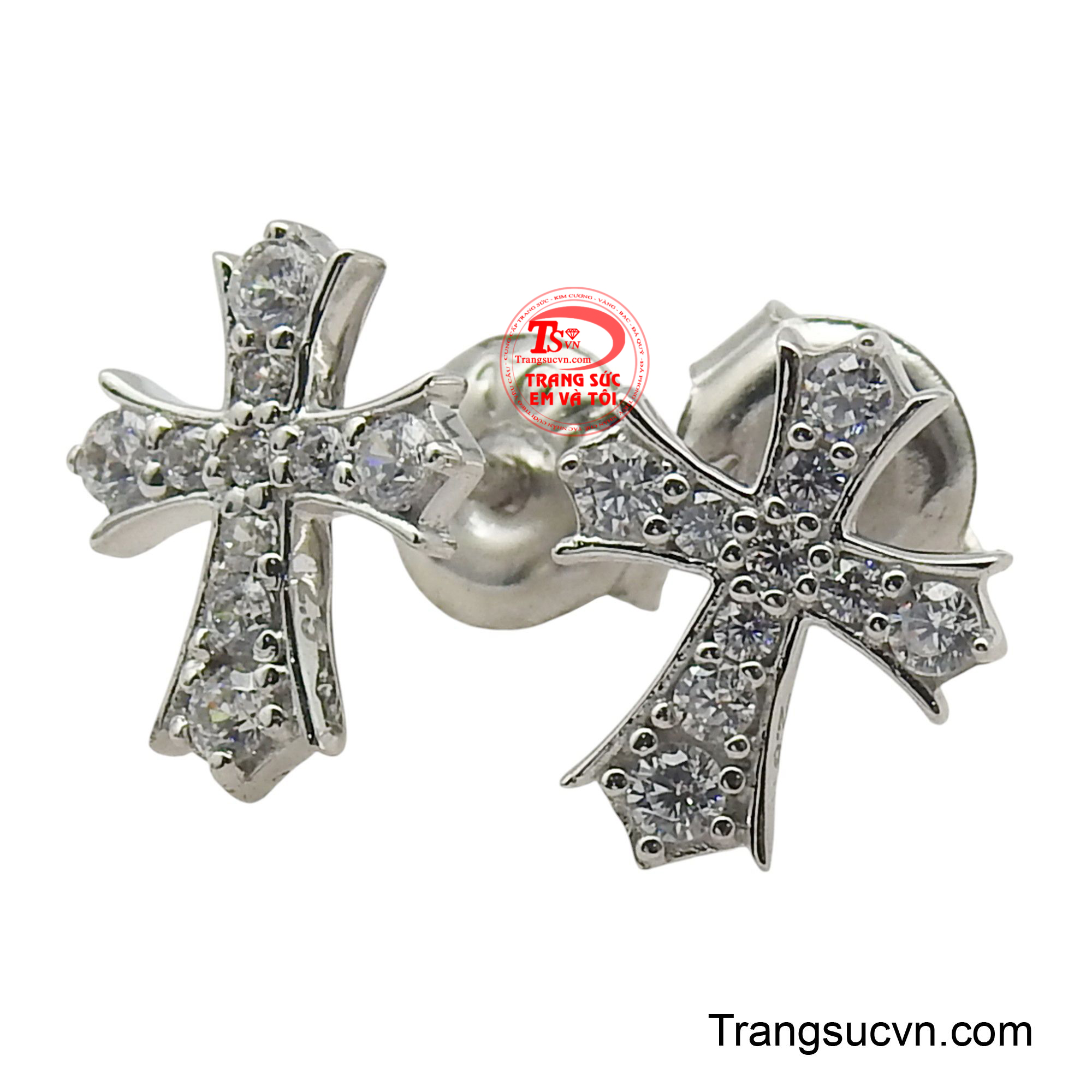 Được chế tác từ vàng trắng 10K và đính đá cz trắng lấp lánh, mỗi chiếc hoa tai là một lời nhắc nhở nhẹ nhàng về sự hy sinh và tình yêu thương vô bờ bến của Đấng tối cao.