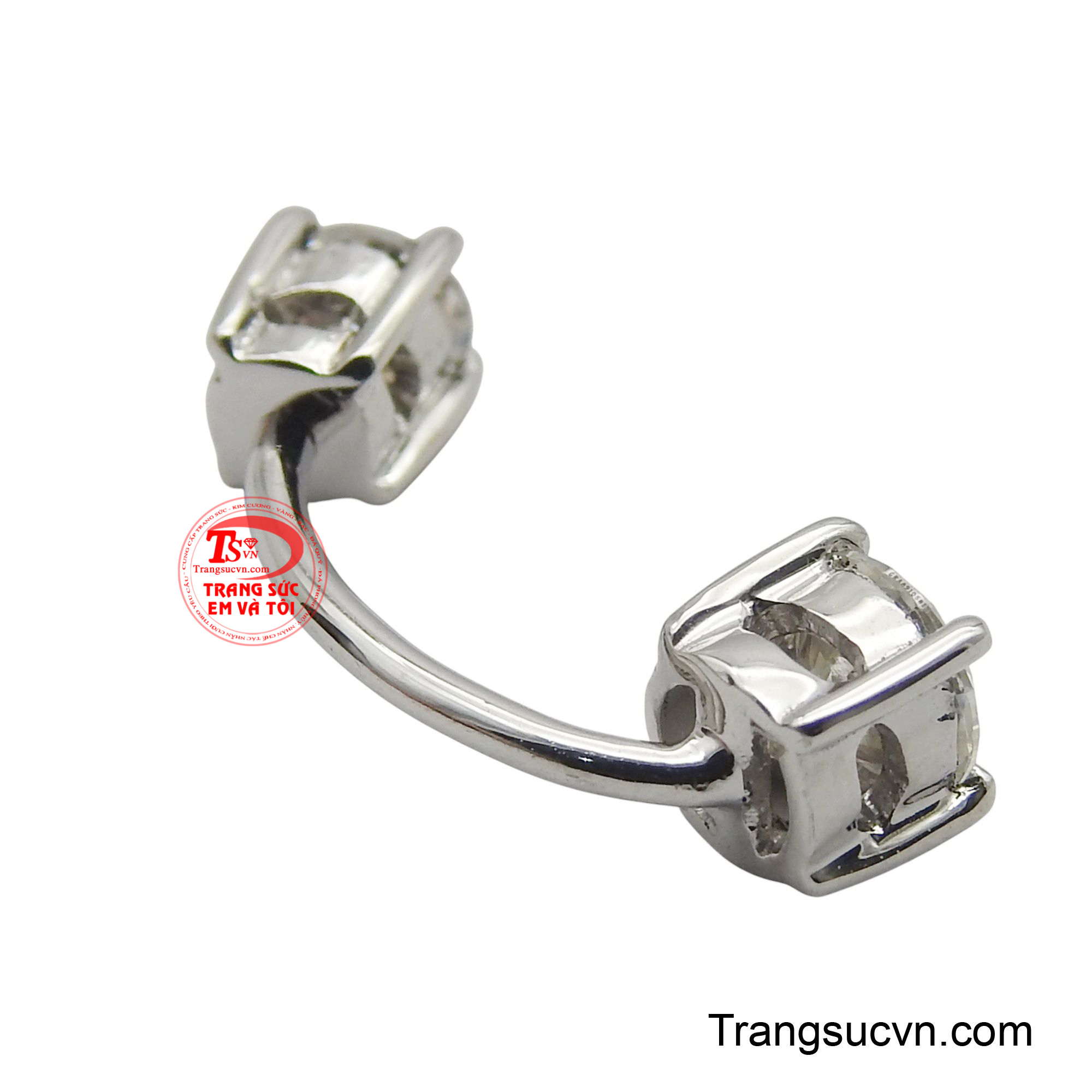 Với thiết kế tối giản, thanh lịch từ vàng trắng 10K, nó không chỉ là một món trang sức, mà còn là cách để người phụ nữ tự tin thể hiện vẻ đẹp của mình.