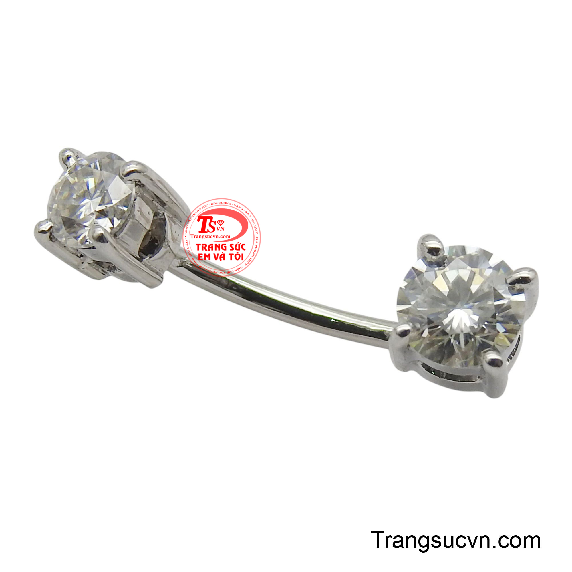 Hai viên đá Moisanite lấp lánh được đính ở hai đầu, như hai giọt sương mai đọng lại, tỏa sáng rực rỡ dưới ánh nắng.