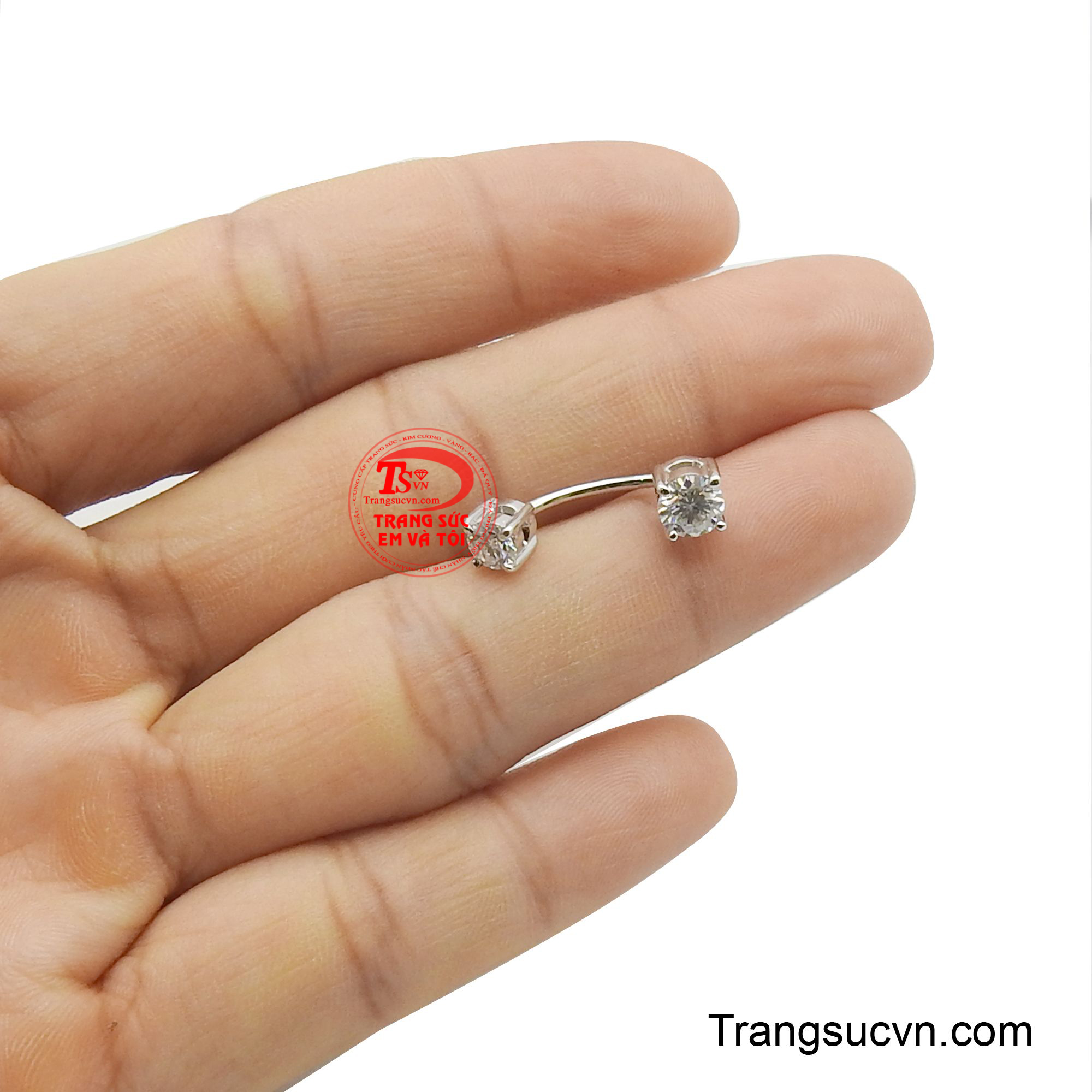 Đây là một món phụ kiện độc đáo, phá cách nhưng vẫn giữ được sự sang trọng, tinh tế. Nó thể hiện sự tự do, tươi trẻ và đầy sức sống.