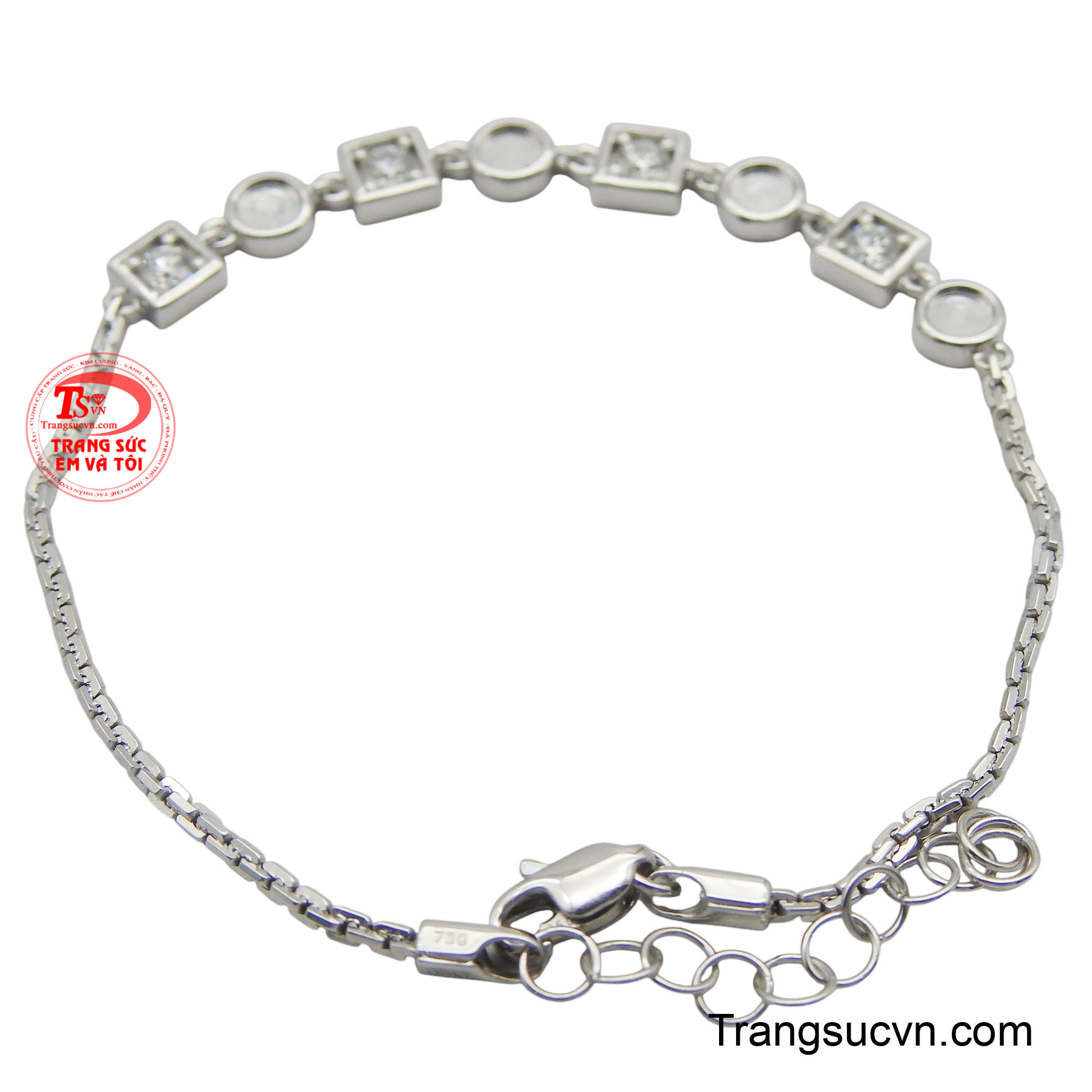 Từng mắt xích vàng trắng được thiết kế xen kẽ giữa hình tròn mềm mại và hình vuông sắc nét, tạo nên một tổng thể hài hòa và độc đáo.