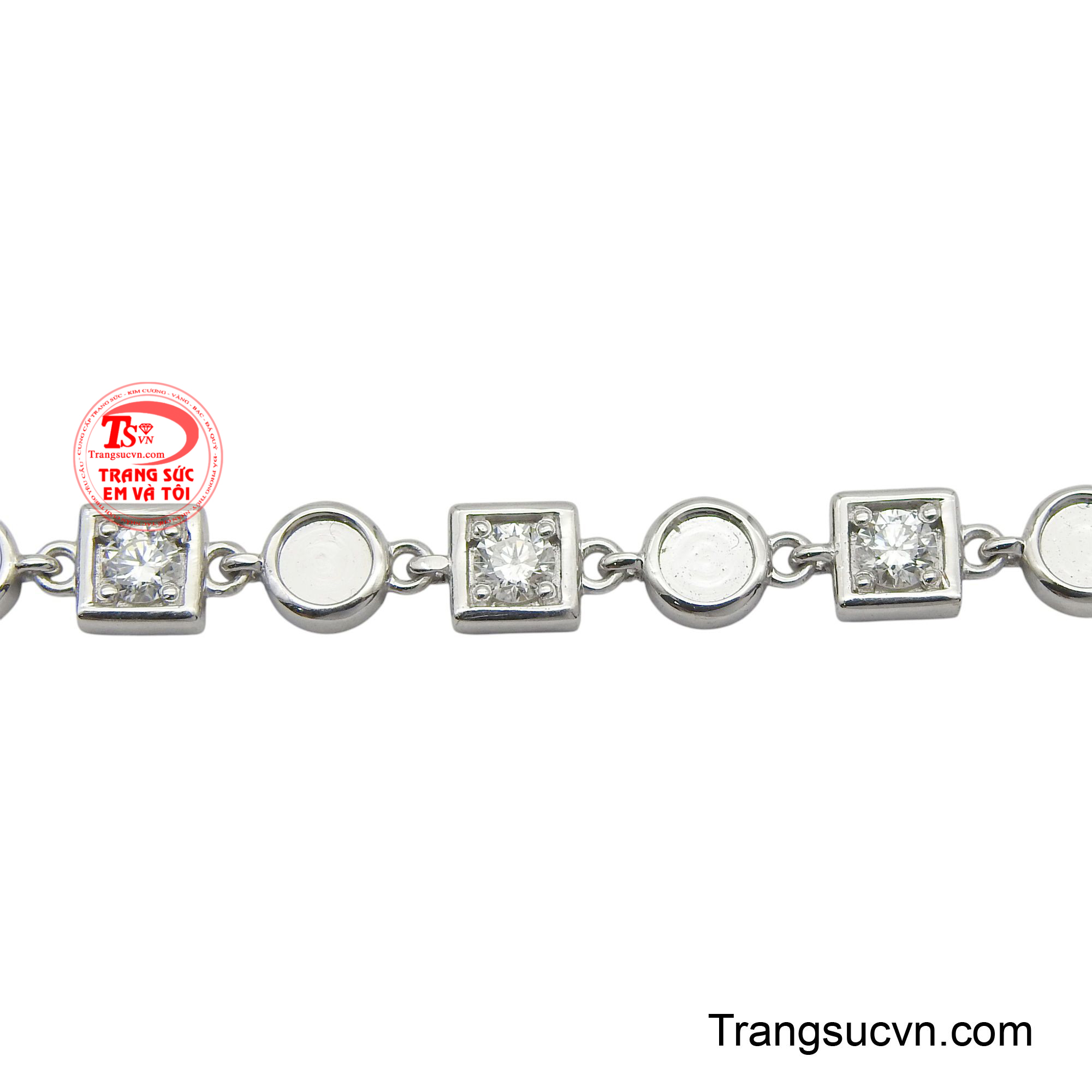 Lắc tay không chỉ tôn lên vẻ đẹp thanh lịch và sang trọng, mà còn mang đến một vẻ ngoài tươi mới, trẻ trung và tràn đầy năng lượng.