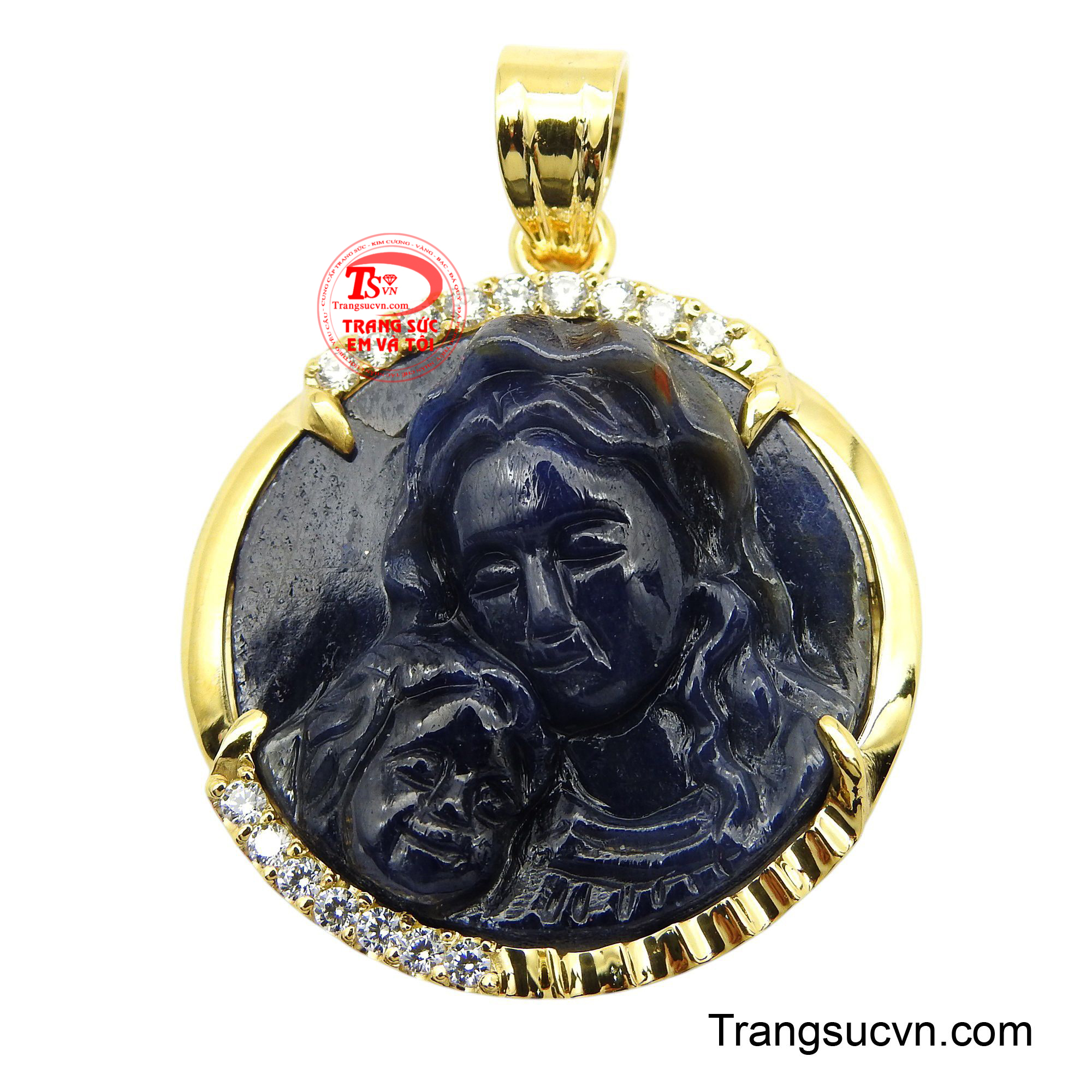 Mặt dây Đức Mẹ đá Sapphire khắc họa hình ảnh Đức Mẹ bế Chúa Giêsu, một biểu tượng của tình yêu và sự che chở vô bờ bến.