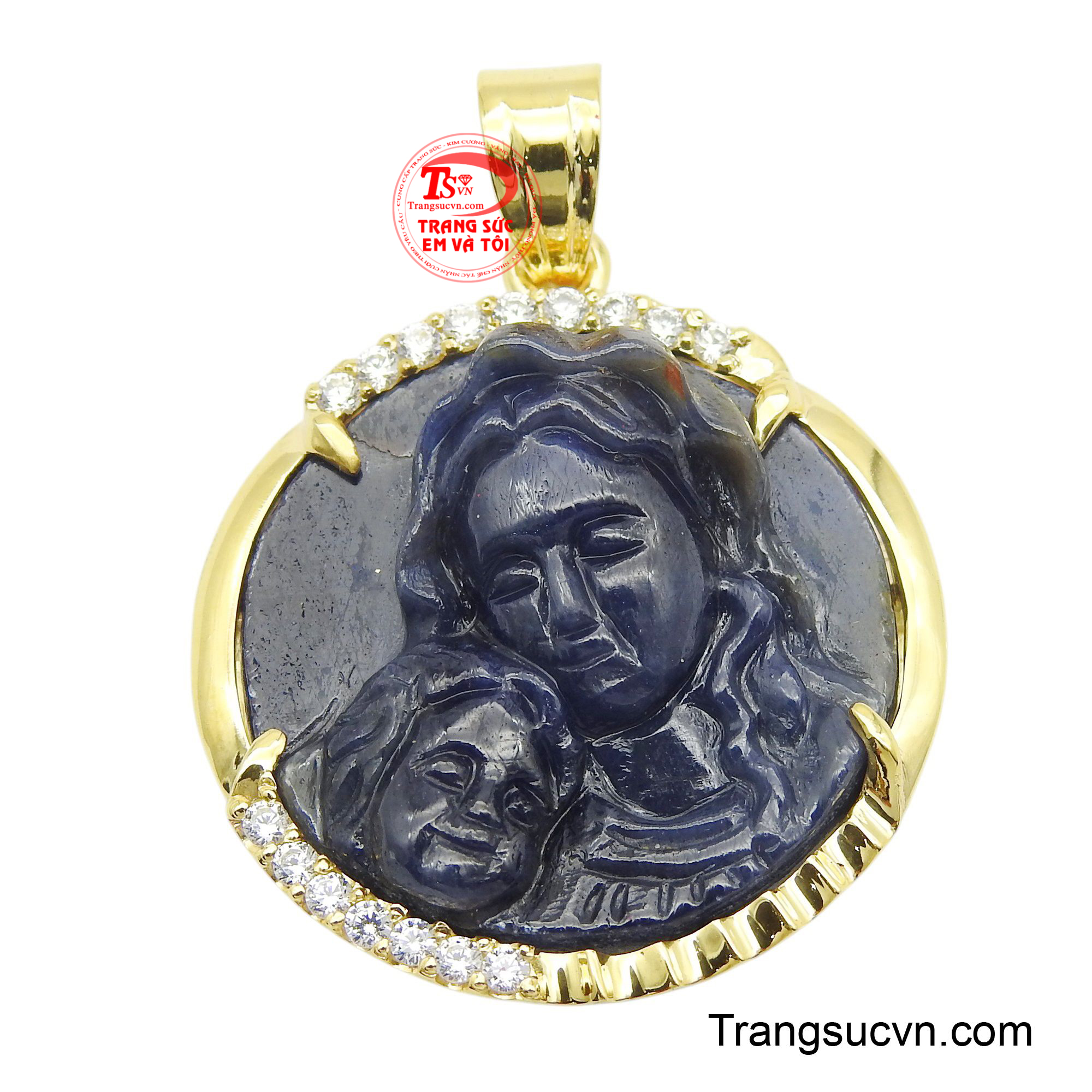 Từng đường nét được chạm khắc tinh xảo trên viên đá Sapphire màu xanh đậm, toát lên vẻ trang nghiêm và thanh khiết.