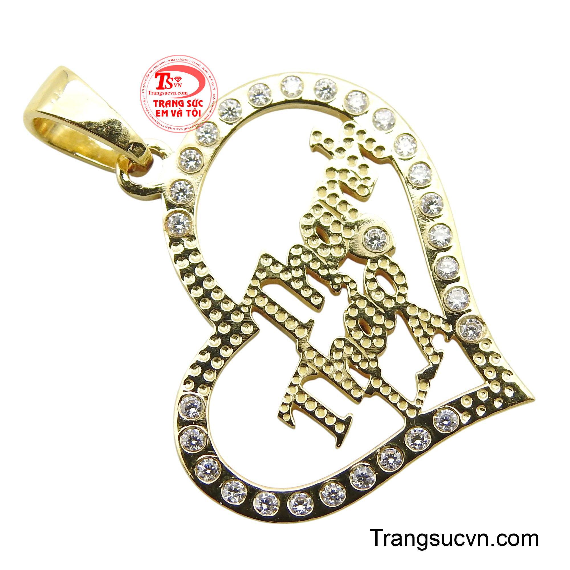 Xung quanh là những viên đá lấp lánh, tựa như những vì sao nhỏ đang tỏa sáng, tôn lên vẻ đẹp kiêu sa mà vô cùng ấm áp.