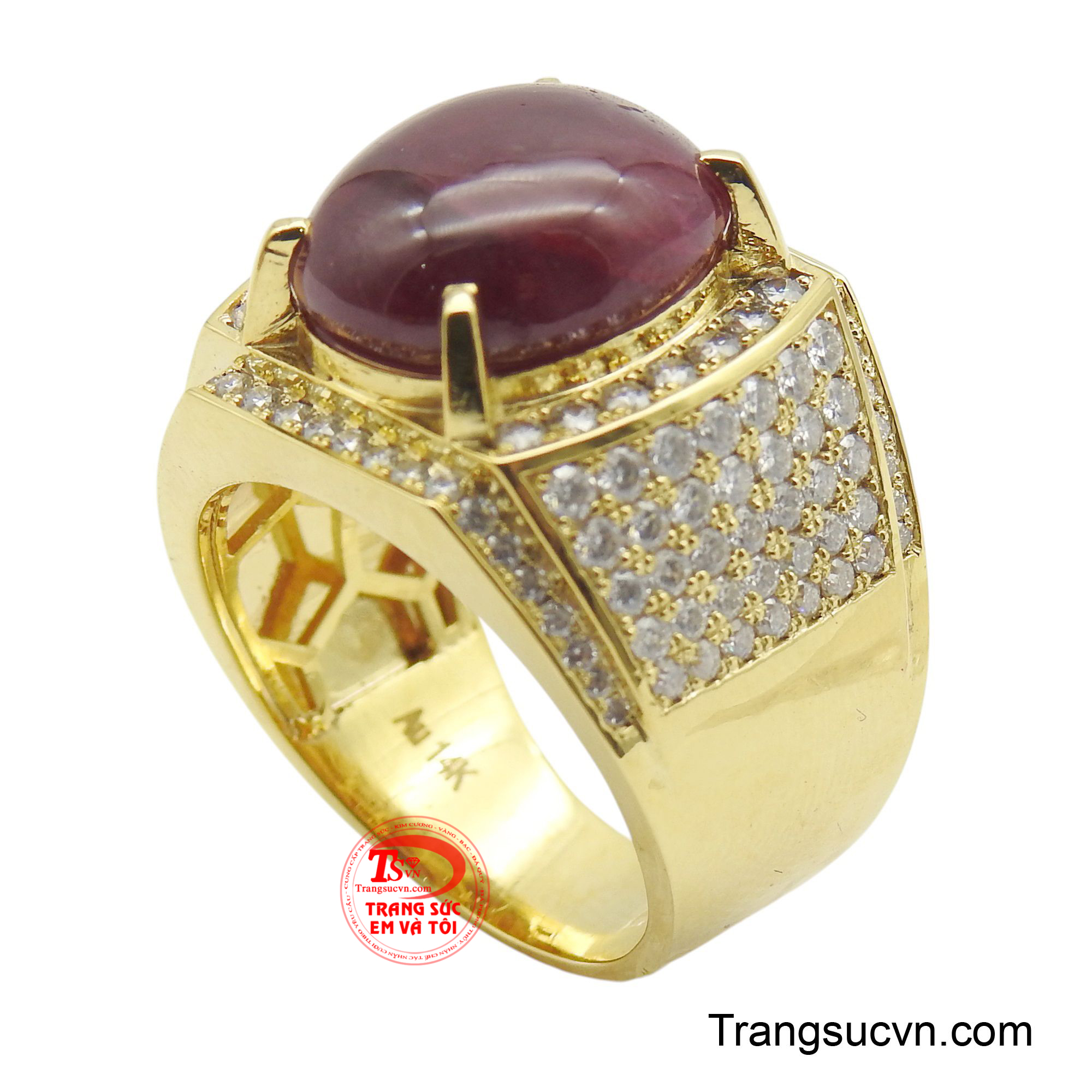 Thiết kế bản to, vững chãi được làm từ vàng 14K, thể hiện sự sang trọng và đẳng cấp.