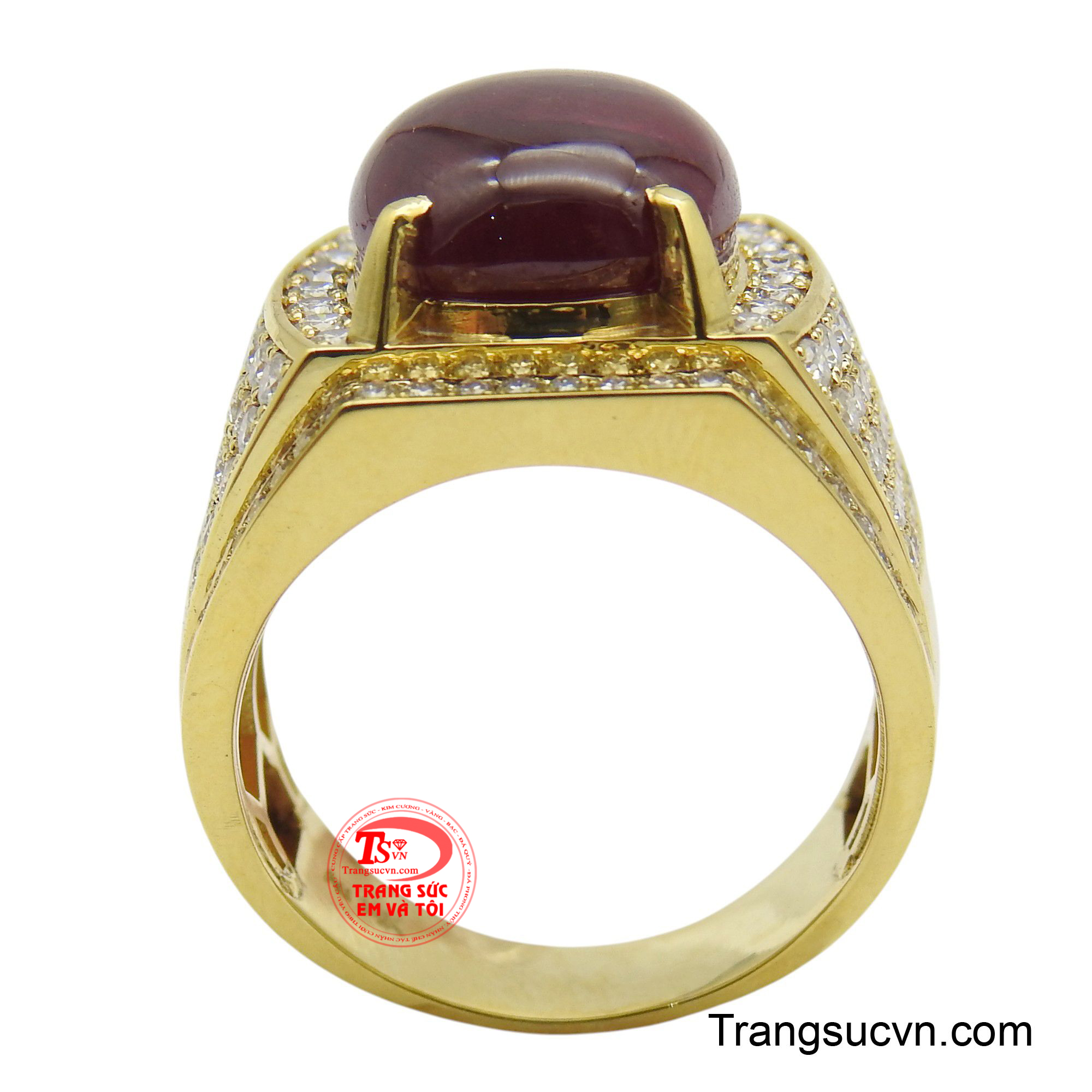 Điểm nhấn là viên đá Ruby màu đỏ thẫm ở trung tâm, viên đá toát lên vẻ bí ẩn và quyền quý, như một lời khẳng định vị thế của người đàn ông.