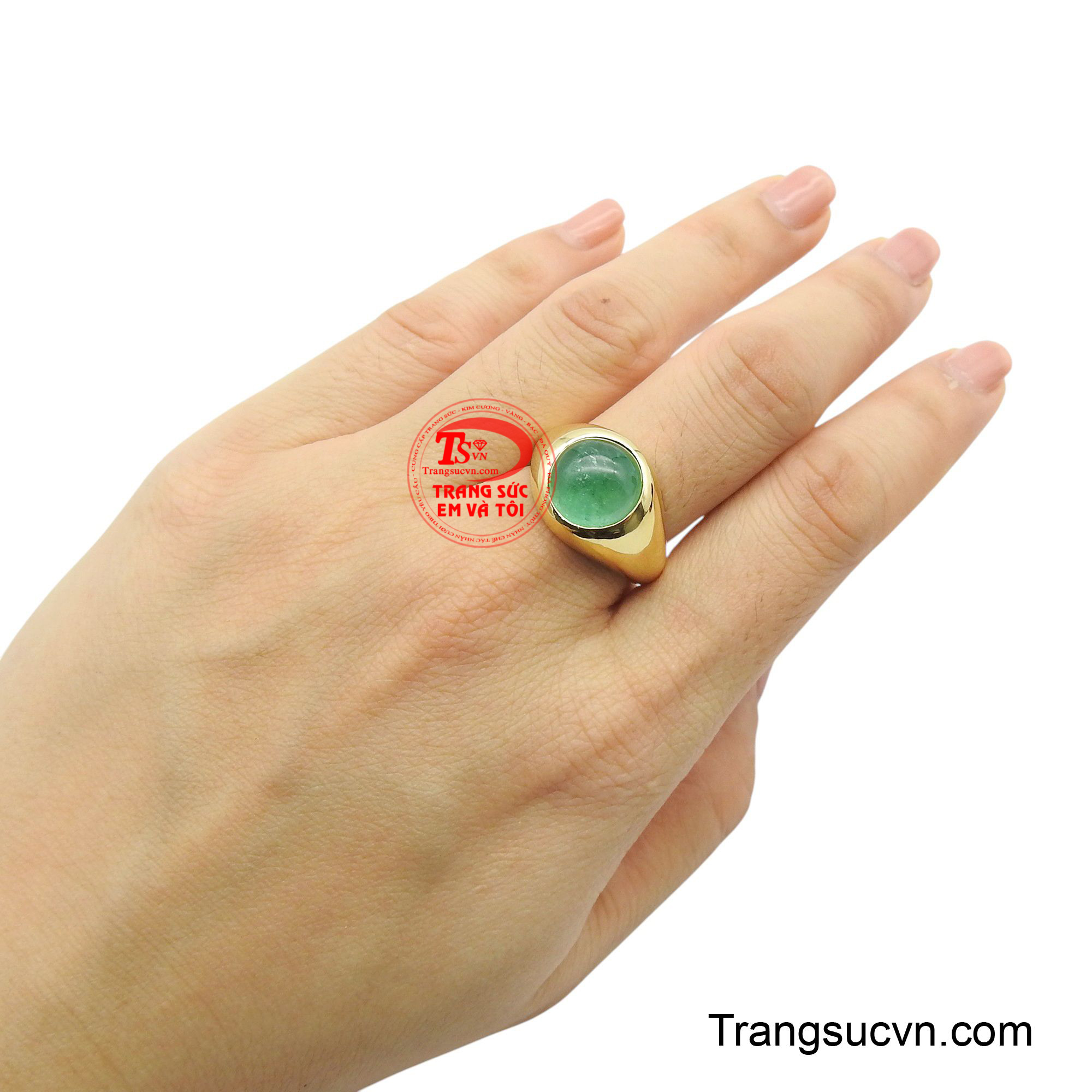 Món trang sức này không cầu kỳ nhưng vẫn đủ để tôn vinh khí chất, sự tự tin của người đeo.