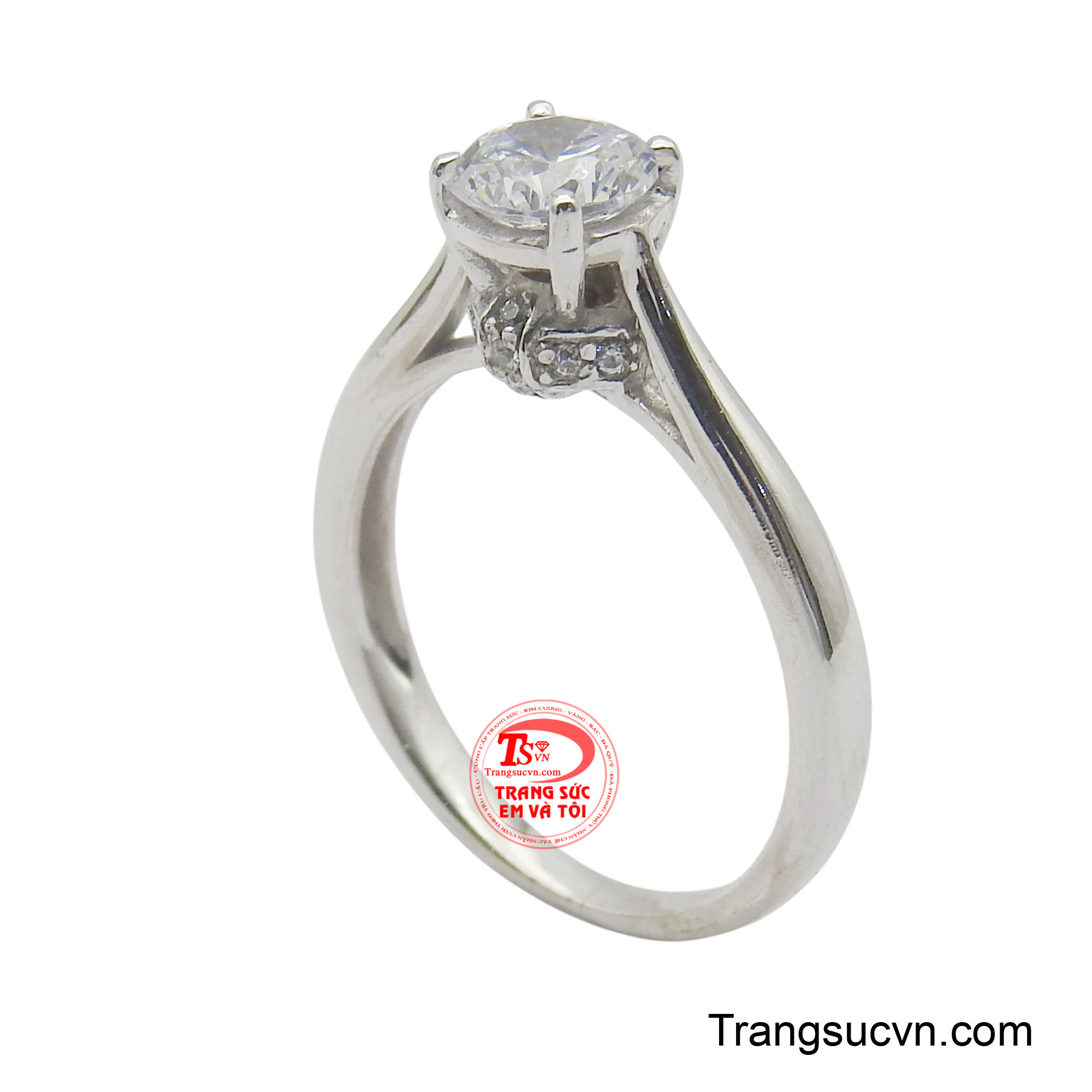 Chiếc nhẫn được chế tác từ vàng trắng 10K, thiết kế đơn giản nhưng vô cùng hiện đại.