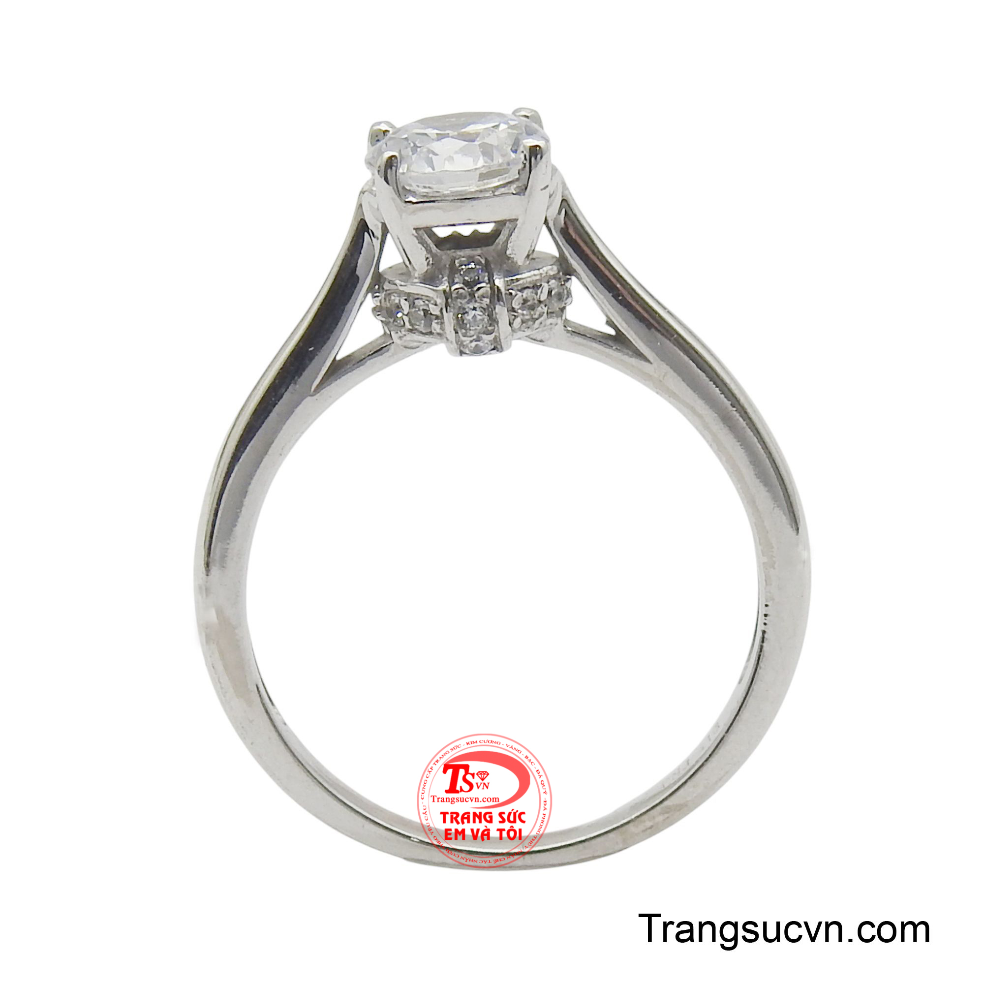 Điểm nhấn là viên đá CZ tròn lấp lánh ở trung tâm, được nâng đỡ bởi bốn chấu chắc chắn, toát lên vẻ đẹp thuần khiết và vĩnh cửu.