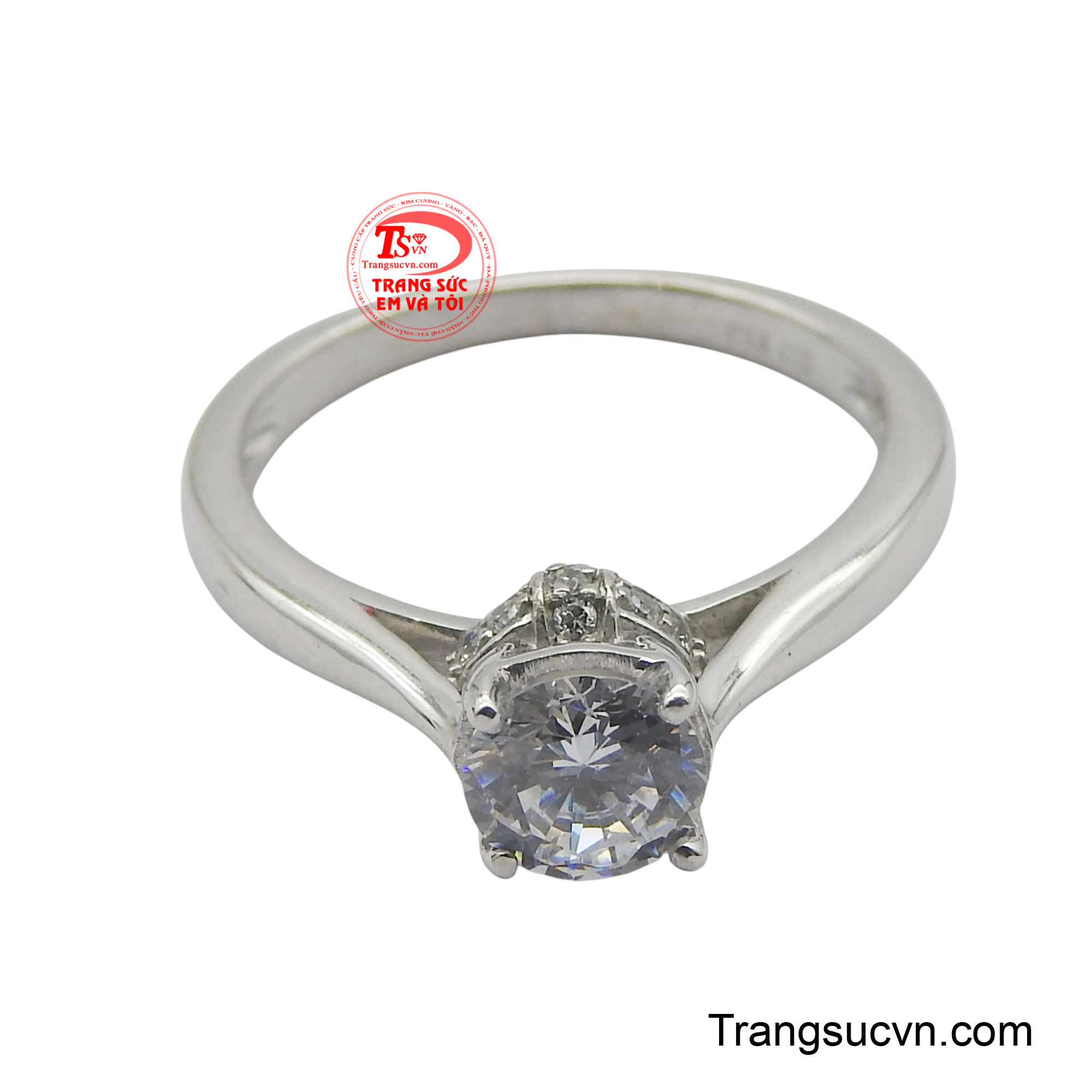 Đai nhẫn trơn bóng, ôm trọn lấy ngón tay, mang lại cảm giác nhẹ nhàng và thoải mái.