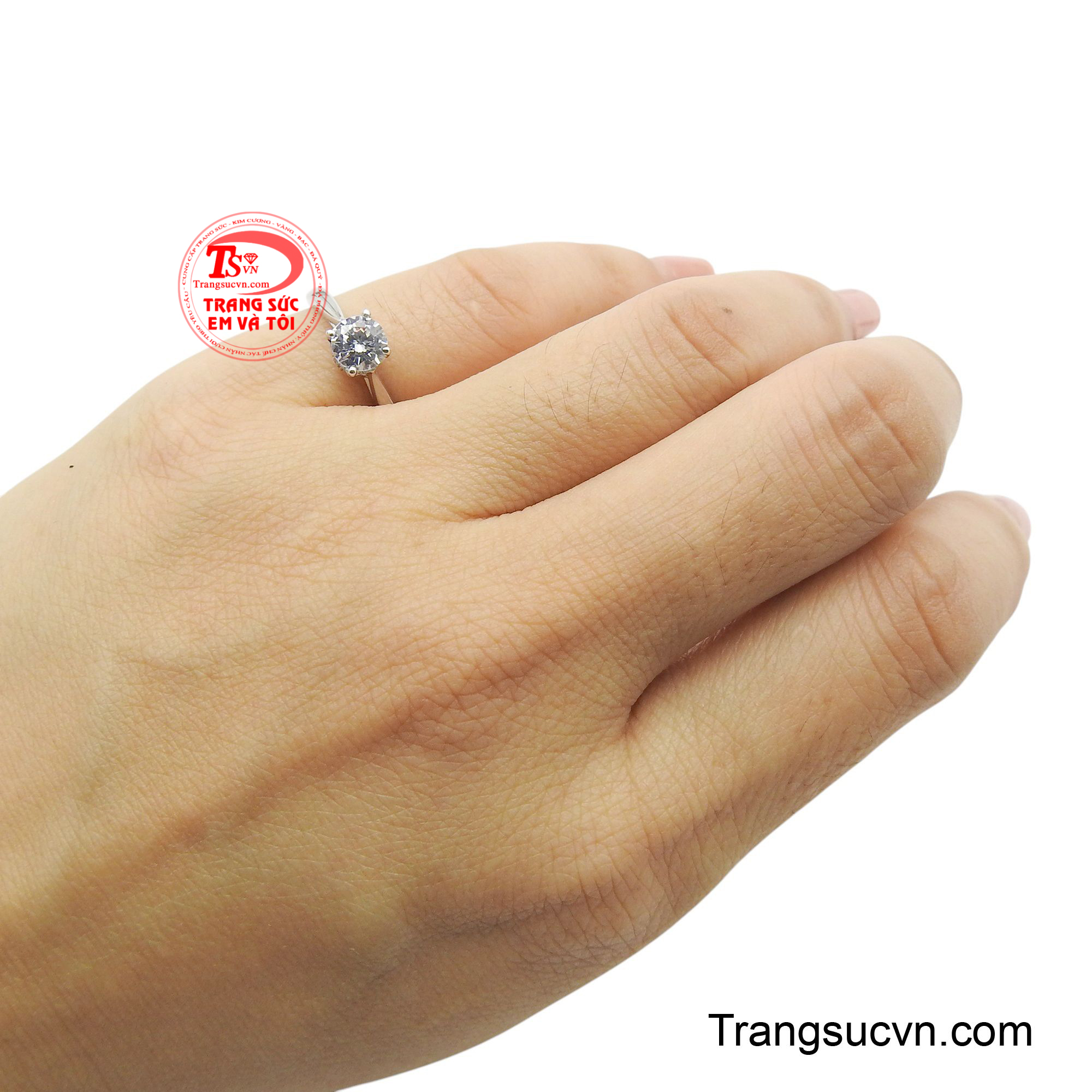 Chiếc nhẫn này là lựa chọn hoàn hảo cho người phụ nữ yêu vẻ đẹp tự nhiên, không cầu kỳ.