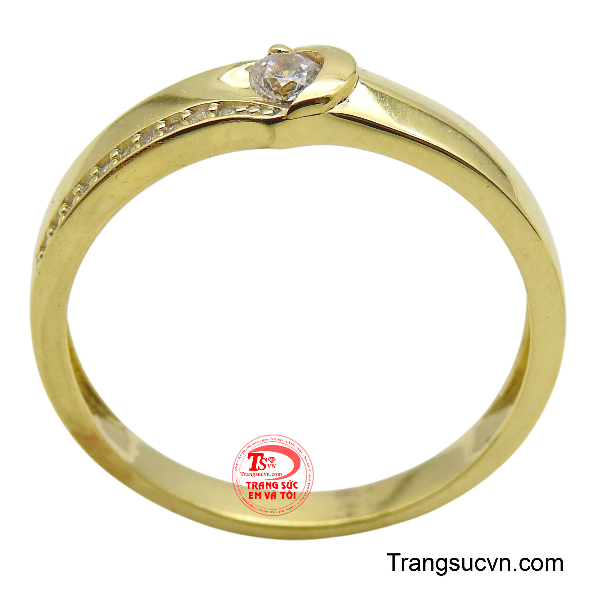 Dải đá cz nhỏ lấp lánh dọc theo thân nhẫn như những ngôi sao sáng dẫn lối, tôn lên vẻ đẹp thanh lịch và dịu dàng.