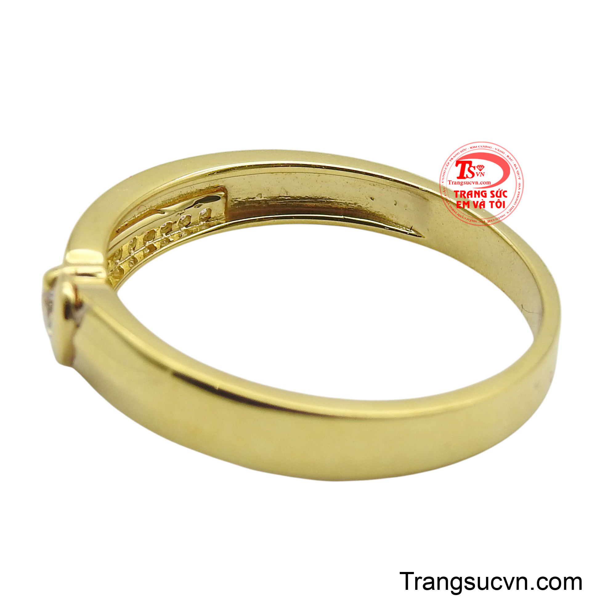 Chiếc nhẫn không chỉ làm cho bàn tay phụ nữ thêm phần rạng rỡ, mà còn là một vật kỷ niệm đáng giá, đánh dấu những khoảnh khắc đặc biệt trong cuộc sống.