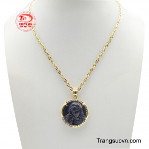 Bộ dây Đức Mẹ đá Sapphire như ánh sáng dẫn lối, mang theo một mặt dây chuyền thiêng liêng và đầy ý nghĩa. 
