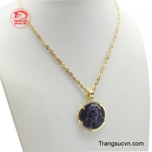 Trên viên đá Sapphire màu xanh đậm, hình ảnh Đức Mẹ bế Chúa Giesu được chạm khắc một cách tinh xảo, thể hiện tình mẫu tử thiêng liêng và sự che chở vô bờ bến.