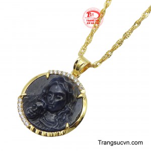 Món trang sức này không chỉ tôn vinh vẻ đẹp của người phụ nữ, mà còn là một vật kỷ niệm quý giá, giúp họ luôn cảm thấy được bảo vệ và bình an trong cuộc sống.