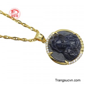 Xung quanh mặt dây là những viên đá cz lấp lánh tựa như vầng hào quang của sự bình an và đức tin.