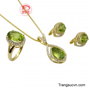 Bộ trang sức này được làm từ những viên đá Peridot màu xanh lá cây rực rỡ, được bao bọc bởi những đá cz sáng lấp lánh, tựa như một đóa hoa đang nở rộ.