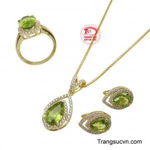 Sử dụng bộ trang sức này giống như nàng đang kể một câu chuyện về thiên nhiên, nơi những giọt sương mai đọng lại trên lá, nơi ánh nắng ban mai chiếu rọi, mang đến vẻ đẹp vừa kiêu sa, vừa tươi mới và đầy sức sống cho người phụ nữ. 