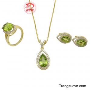 Bộ trang sức này không chỉ là món đồ làm đẹp, mà còn là biểu tượng của sự thanh lịch, quý phái.