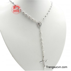 Mỗi hạt bạc được chạm khắc tỉ mỉ, lấp lánh như những giọt sương sớm, nối kết thành một chuỗi dài, vững chãi.