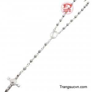 Tượng Chúa Giê-su chịu nạn được đúc tinh xảo, thể hiện sự hy sinh cao cả.