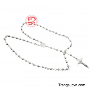 Chiếc chuỗi không chỉ là một món trang sức, mà còn là người bạn đồng hành trong đời sống tâm linh, giúp người đàn ông tìm thấy sự bình an và sức mạnh để vượt qua những khó khăn.