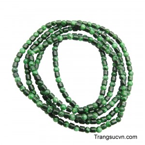 Chuỗi ngọc là sự kết hợp giữa hai kiều hạt: trụ tròn và hình bi tròn, tạo nên sự đa dạng và sinh động khi đeo.