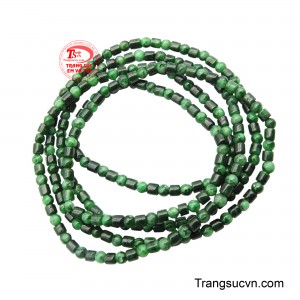 Sự biến thiên màu sắc tự nhiên từ xanh đậm đến xanh lá cây sáng hơn, cùng với các đường vân đá đặc trưng, chứng minh cho tính xác thực và độ hiếm có của Jadeit thiên nhiên.