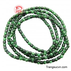 Việc xâu chuỗi nhiều vòng như thế này không chỉ tăng thêm vẻ huyền bí và sang trọng, mà còn mang ý nghĩa về sự bình an, trường thọ và nguồn năng lượng tích cực bao bọc người đeo.