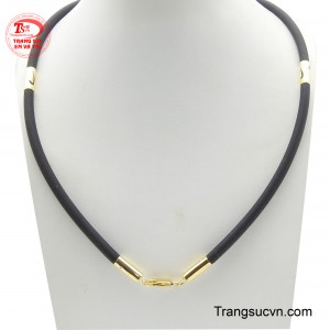 Dây chuyền cao su bọc vàng 10K là sự kết hợp táo bạo giữa vẻ đẹp hiện đại và sự sang trọng. 