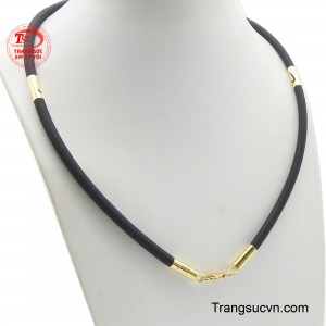 Phần dây được làm từ cao su đen, mang lại cảm giác mạnh mẽ, cá tính và vô cùng thoải mái khi đeo.