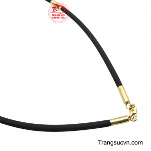 Điểm nhấn là bốn đốt vàng 10K được chế tác tinh xảo, tạo nên sự tương phản nổi bật.