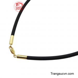 Sự kết hợp độc đáo này biến chiếc dây chuyền trở thành một phụ kiện thời thượng, thể hiện phong cách năng động và tự tin.